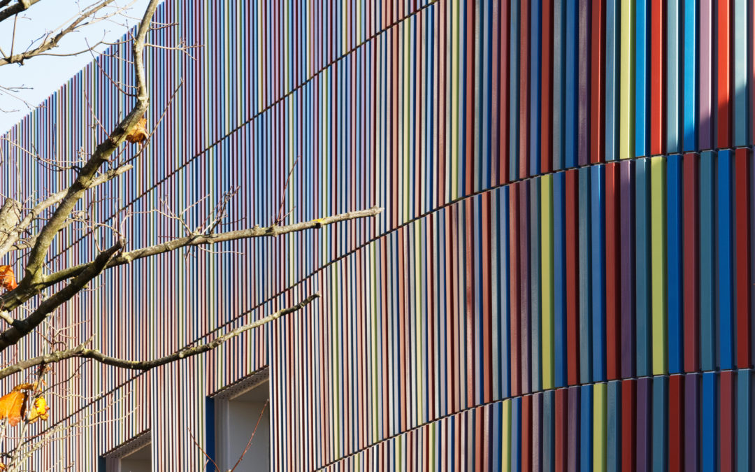 Une école à l’image d’une boîte à crayons : colorée, acidulée, joyeuse et géométrique