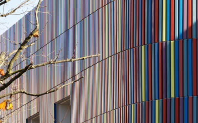 Une école à l’image d’une boîte à crayons : colorée, acidulée, joyeuse et géométrique