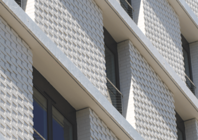 Faire vivre la façade : façades texturées en briques blanches