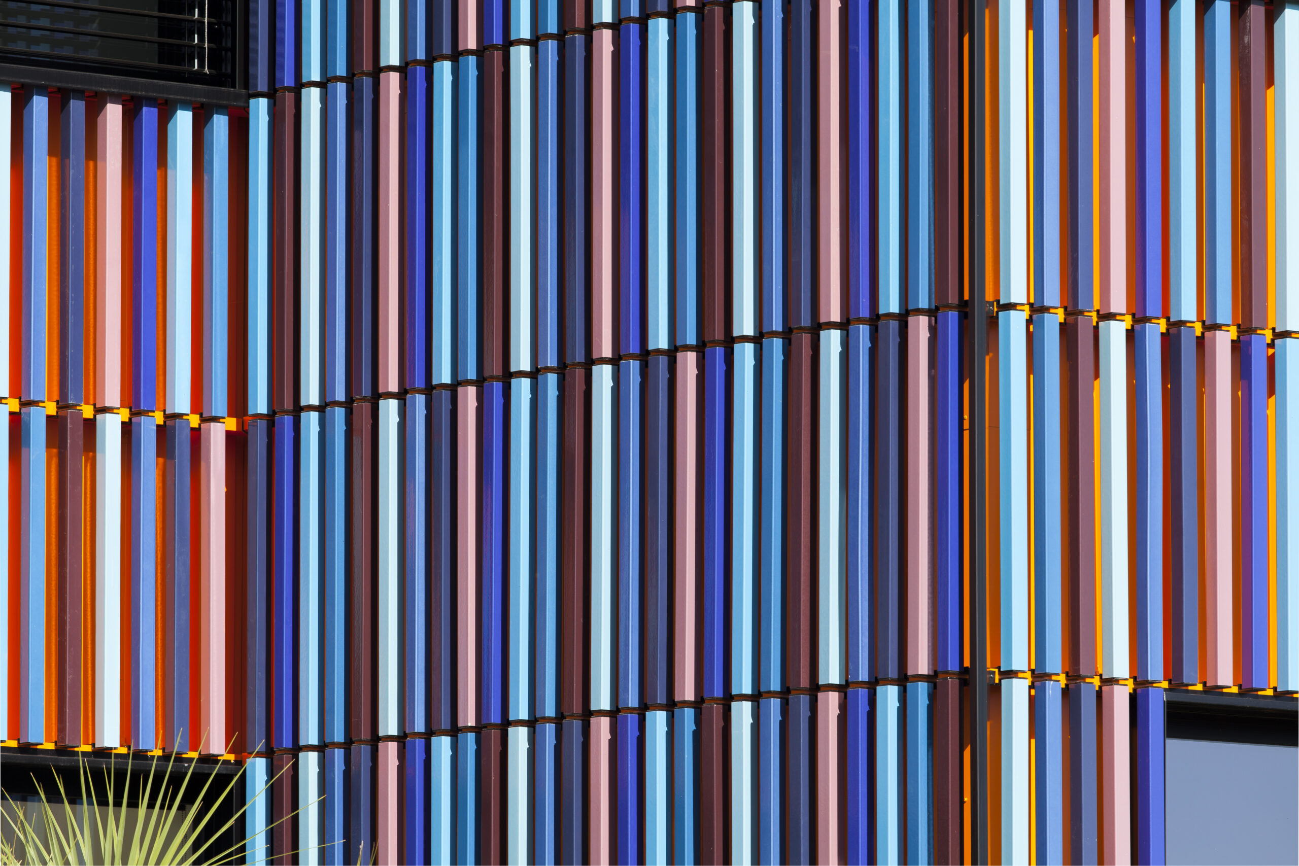 Polychromie : des baguettes brise-soleil en 8 coloris